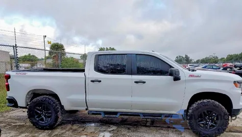 2022 Chevrolet Silverado K1500 Trail Boss Custom z USA, uszkodzony, nr VIN 3GCUDCET0NG553356